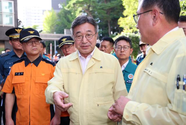 윤호중 행정안전부 장관이 지난 18일 경남 통영시 미수동 호우피해 아파트 지하주차장을 찾아 침수피해 및 복구 상황을 점검하고 있다 사진행정안전부