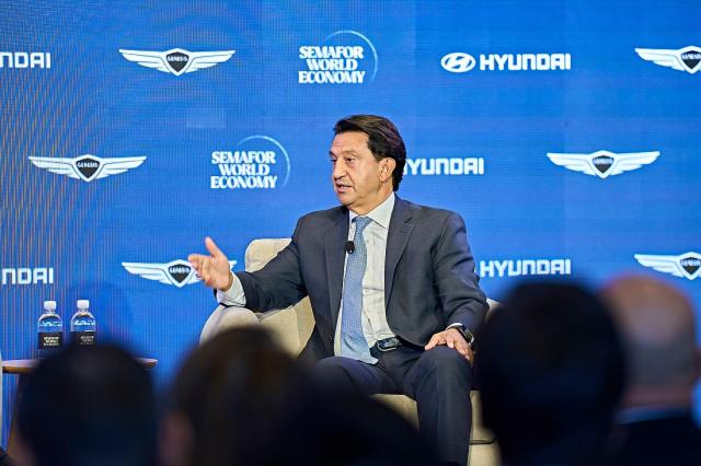 호세 무뇨스José Muñoz 사장이 현지시간 14일화 진행된 ‘2026 세마포 월드 이코노미Semafor World Economy’ 미래 모빌리티Future of Mobility 트랙 세션에서 발언하는 모습