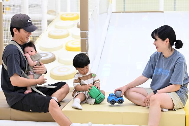 하남시는 아빠들도 아이와의 소중한 첫 기억을 함께 만들어갈 수 있도록 ‘아빠 육아휴직 장려금’ 사업을 진행하고 있다 사진은 지난 7월 6일 오전 하남시 미사3동 행정복지센터 2층에 문을 연 공공형 키즈카페 ‘맘대로A+놀이터’에서 아이가 보호자와 함께 놀이를 즐기는 모습 사진하남시