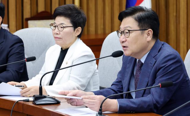 국민의힘 임이자 정책위의장왼쪽과 정점식 원내대표가 21일 국회에서 열린 원내대책회의에 참석하고 있다 사진연합뉴스