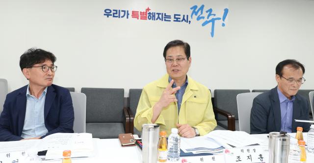 조지훈 전주시장가운데이 전주시 재정혁신특별위원회 제2차 회의에서 발언을 하고 있다사진전주시
