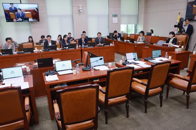 21일 국회에서 열린 국회 법제사법위원회 전체 회의에서 국민의힘 법사위원들이 조희대 대법원장과 노경필 법원행정처장에 대한 증인 출석 요구의 건 처리에 반대하며 퇴장해 자리가 비어 있다 사진연합뉴스
