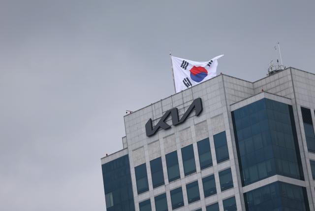 기아가 2분기 실적을 발표한 24일 서울 서초구 기아 본사에 태극기가 펄럭이고 있다 2026724
  