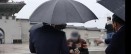 익스큐즈미…최시원, 경복궁 흡연 외국인 제지했다