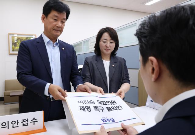 더불어민주당 소속 박균택 의원왼쪽과 이주희 원내대변인이 14일 국회 의안과에 이진숙 국회의원 제명 촉구 결의안을 제출하고 있다 사진연합뉴스