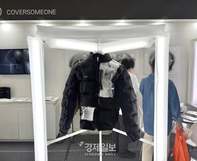 커버써먼 부스에 전시된 의류 사진정보운 기자