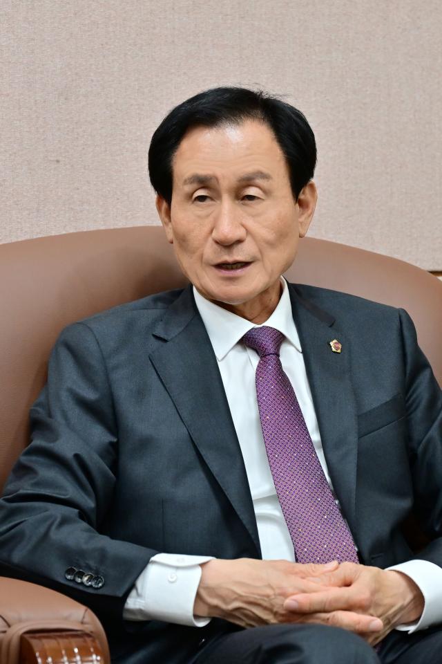 취임 두 달을 맞은 강 의장은 여소야대 구도 속에서 ‘협치와 견제’를 의정 운영의 양축으로 내걸었다사진부산시의회
