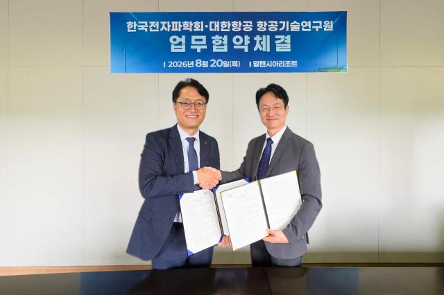 대한항공은 20일 강원도 평창 알펜시아 리조트에서 한국전자파학회와 전자파 및 항공우주 분야의 기술협력과 정보교류를 위한 업무협약MOU을 체결했다 사진은 체결식에 참석한 김경남 대한항공 항공기술연구원장좌측과 박영철 한국전자파학회장이 기념사진을 촬영하는 모습
