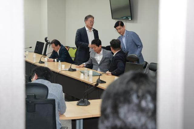 21일 국회 의원회관에서 비공개로 더불어민주당 주택시장안정화 태스크포스TF 세제 관련 간담회가 열리고 있다 왼쪽부터 정태호·이연희·김영배·김남근·이해식 민주당 의원 사진연합뉴스