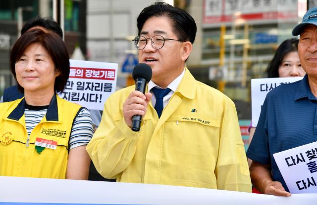 이기형 시장이 18일 홈플러스 김포점 재개장 현장을 찾아 영업 재개를 축하하고 매장 노동자와 입점업체 관계자들을 격려했다 사진김포시