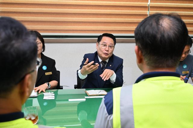 성중기 완주군의회 의장가운데이 하이트진로 전주공장 관계자를 만나 명칭변경 지역상생방안에 대해 발언을 하고 있다사진완주군의회