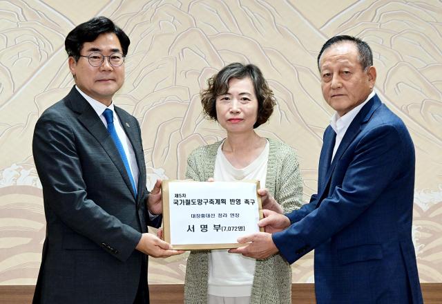 박찬대 인천광역시장이 21일 시청 접견실에서 대장홍대선 청라 연장 제5차 국가철도망 계획 반영과 관련해 계양구 주민대표에게 서명부를 전달받고 있다 사진인천시