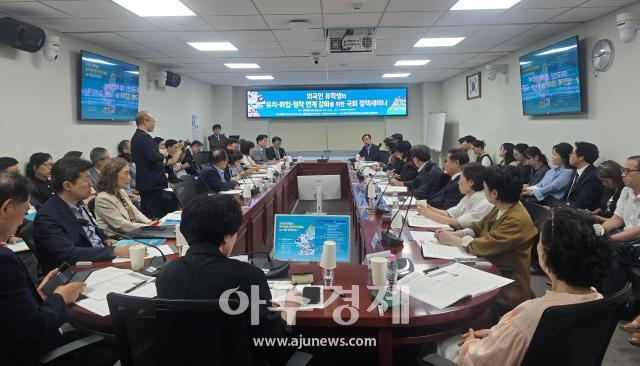 한국사립대학총장협의회와 한국이민정책학회는 21일 서울 여의도 국회의원회관 제2간담회실에서 ‘외국인 유학생의 유치·취업·정착 연계 강화를 위한 국회 정책세미나’를 개최했다 사진김준환 기자