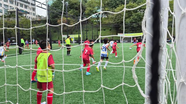 22일 경기대학교 수원캠퍼스에서 열린 ‘2026 한중 청소년 풋살 문화교류 캠프’에서 한중 청소년 선수들이 풋살 경기하는 모습 사진장빙기자