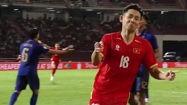 베트남 축구 대표님 응우옌 하이롱이 골을 넣고 난 후 포즈를 취하는 모습 사진fpt 방송화면 갈무리