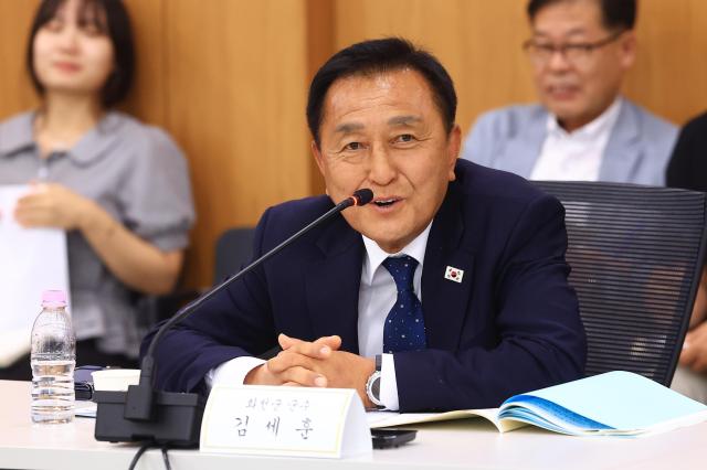 김세훈 화천군수가 지난 20일 세종시 농림축산식품부에서 열린 농어촌 기본소득 시범사업 간담회에서 화천군의 기본소득 운영계획을 소개하고 있다사진화천군