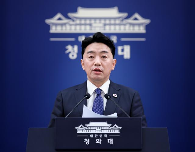 강훈식 대통령 비서실장이 지난 10일 청와대 춘추관에서 이날 열린 메가프로젝트 민관합동 제2차 점검회의 결과 브리핑을 하고 있다 사진연합뉴스