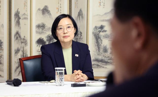한성숙 국무총리가 지난 21일 서울 종로구 삼청동 국무총리 서울공관에서 열린 주택공급 관련 서울 구청장 간담회에서 이승로 서울시구청장협의회 회장성북구청장의 발언을 듣고 있다 사진연합뉴스