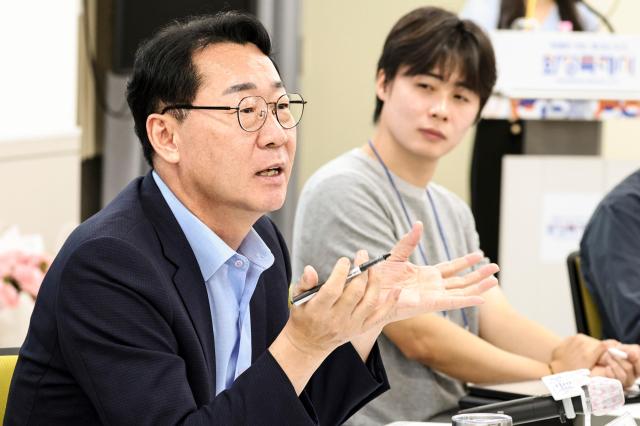 정명근 화성특례시장이 청년들과 소통하며 청년이 체감할 수 있는 정책 추진 방향에 대해 이야기하고 있다 사진화성시