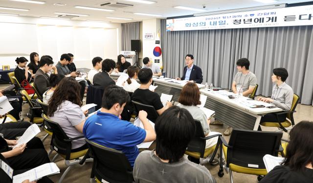 정명근 화성특례시장이 2026년 청년과의 소통 간담회에서 청년정책 추진 방향에 대해 이야기하고 있다 사진화성시