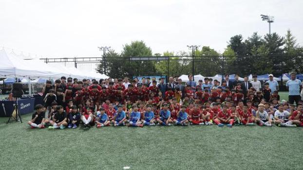22일 경기대학교 수원캠퍼스에서 열린 ‘2026 한중 청소년 풋살 문화교류 캠프’에서 한중 양국 내빈과 청소년 선수들이 기념촬영을 하고 있다 사진장빙 기자