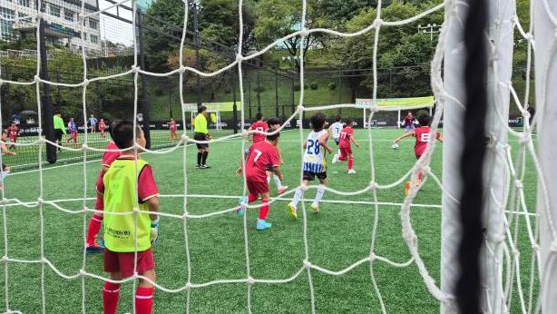 22일 경기대학교 수원캠퍼스에서 열린 ‘2026 한중 청소년 풋살 문화교류 캠프’에서 한중 청소년 선수들이 풋살 경기하는 모습 사진장빙기자