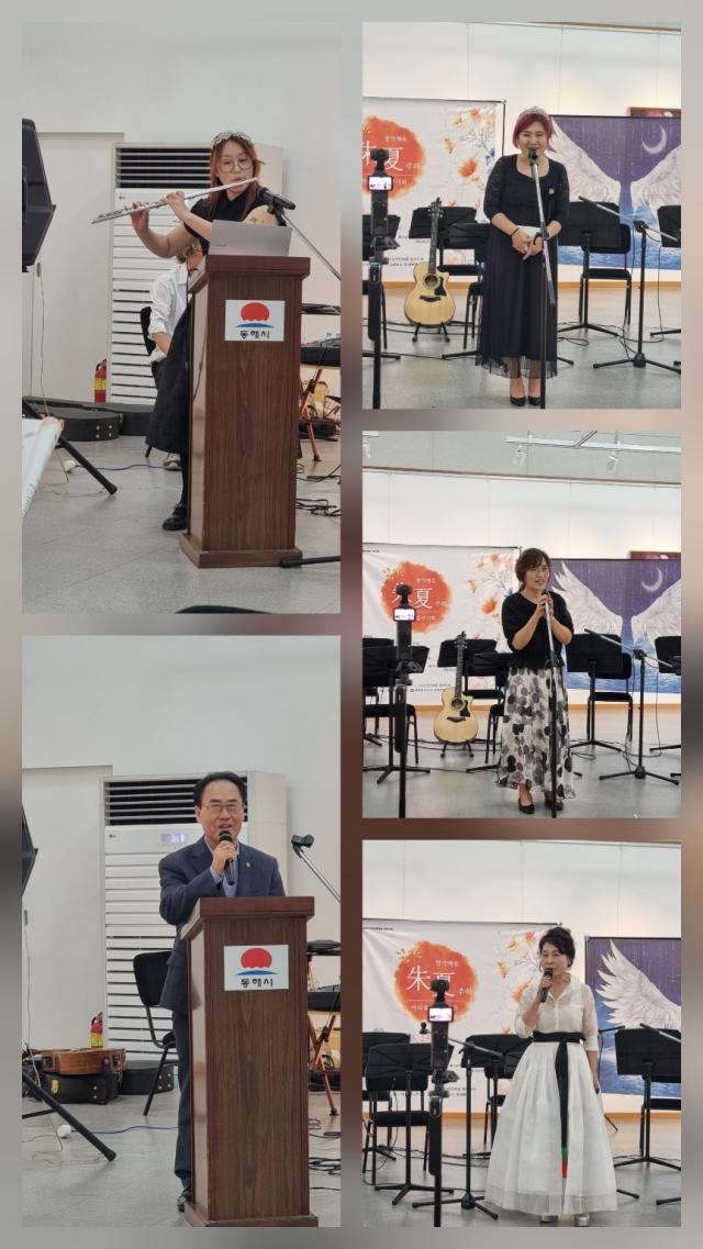 ‘주하朱夏 아리울미술전시회’ 개막식에서 축사와 시낭송 등이 진행되고 있다 사진이동원 기자