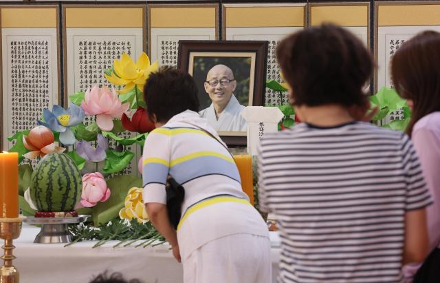 봉은사 전 주지 명진스님의 빈소가 서울 봉은사 선불당에 마련된 23일 조문객의 발길이 이어지고 있다 사진연합뉴스