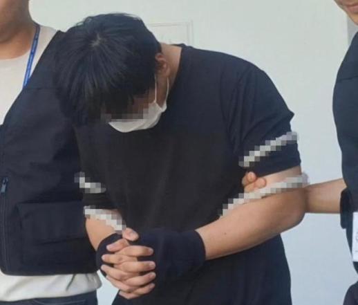 [포토] 호송차로 이동하는 실종 허위종결 경찰