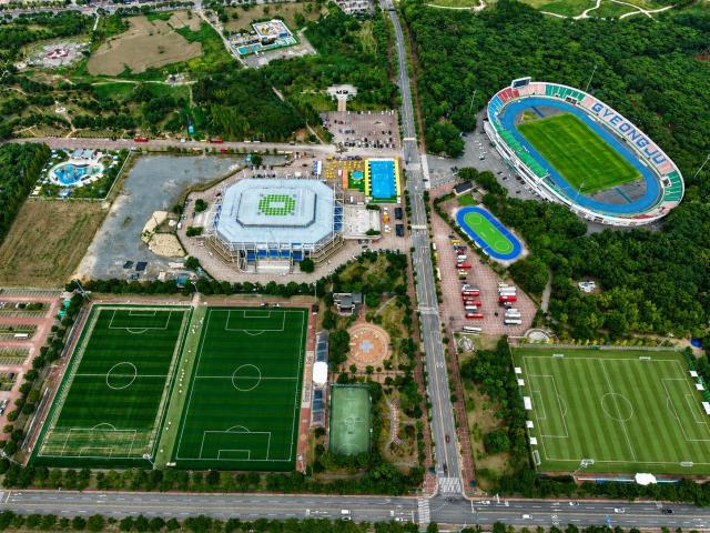 경주 화랑대기 전국 유소년 축구대회가 열리는 경주축구공원과 시민운동장 일원 전경 사진경주시