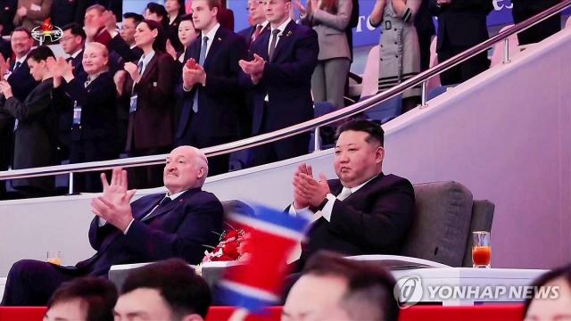 김정은 국무위원장은 지난 3월 26일 평양 빙상관에서 알렉산드르 루카셴코 벨라루스 대통령을 위한 환영공연을 함께 관람했다 사진연합뉴스