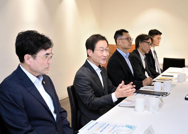 김호철 감사원장이 24일 중앙부처 차관들과의 조찬 간담회에서 발언을 하고 있다 사진연합뉴스