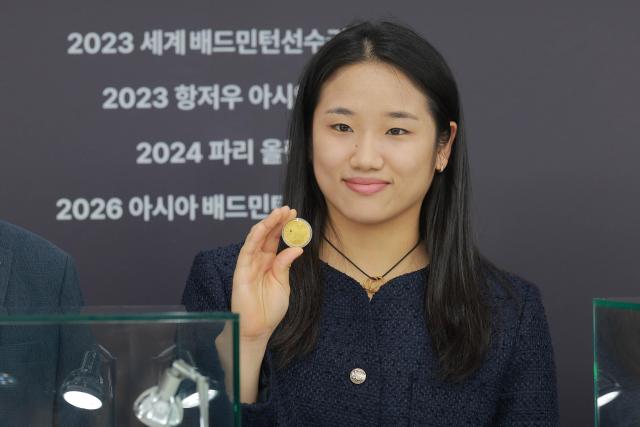 배드민턴연맹BWF 여자단식 랭킹 1위 안세영 선수가 29일 오전 서울 서초구 요넥스코리아 사옥에서 열린 셔틀곡 여제 안세영 선수 아시아 최초 여자 단식 그랜드슬램 달성 기념메달 공개 행사에 참석해 메달과 함께 포즈를 취하고 있다 20260729사진유대길 기자 dbeorlf123ajunewscom