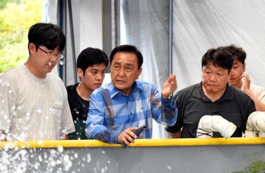 재미는 화천서, 돈은 외지서?…산천어축제 주민소득 축제로 바뀌나