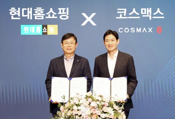 이병주 코스맥스비티아이 대표오른쪽와 한광영 현대홈쇼핑 대표가 지난 20일 서울 강동구 현대홈쇼핑 본사에서 열린 MOU 체결식에서 기념사진을 촬영하고 있다 사진코스맥스