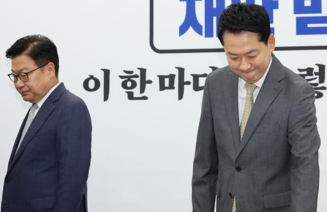 장동혁 국민의힘 대표오른쪽가 24일 국회에서 열린 최고위원회의에 입장하고 있다 왼쪽은 정점식 원내대표 사진연합뉴스