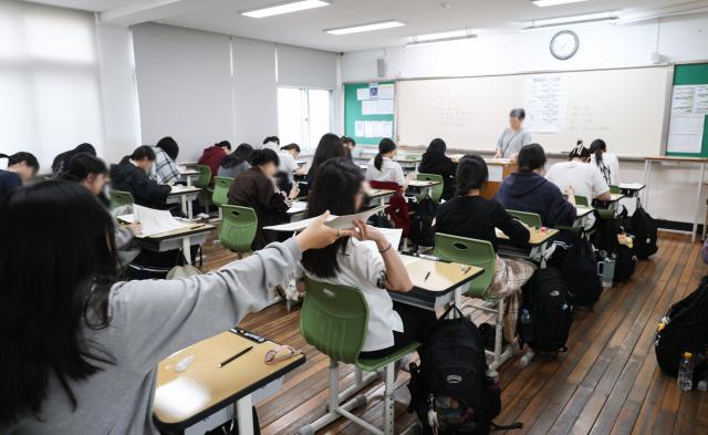 2027학년도 대학수학능력시험 6월 모의평가를 준비하고 있는 학생들 모습 사진연합뉴스