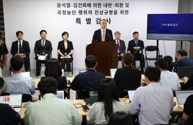 3대 특검 이후 남은 의혹을 수사해 온 권창영 2차 종합특별검사가 24일 경기도 과천 특검팀 사무실에서 최종 수사결과 발표를 하고 있다 사진연합뉴스