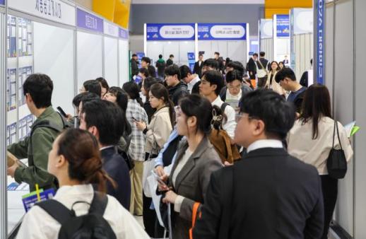 Koreas Q1 payroll gains skew older while youth jobs slump