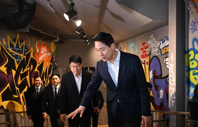오세훈 서울시장이 24일 서울 을지로입구역 인근에 개장한 K-문화 스테이션 오픈식에 참석해 설치물을 살펴보고 있다 사진서울시