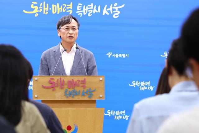 서울시청에서 김동구 건축기획관 직무대리가 500세대 이하 자치구 권한이양 관련 서울시 입장문을 발표하고 있다 사진연합뉴스