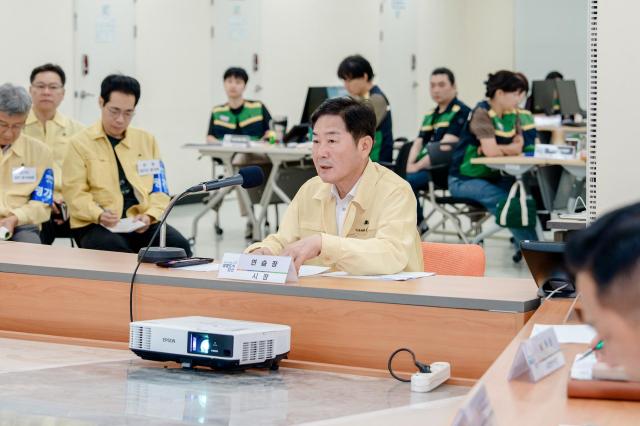 조용호 오산시장이 지난 18일 을지연습 비상소집에서 공직자들에게 당부사항을 전하고 있다 사진오산시