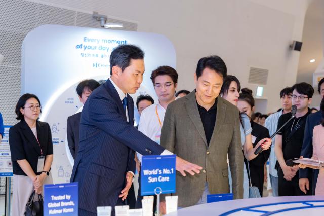윤상현 콜마그룹 부회장왼쪽이 ‘2026 서울뷰티위크’ 한국콜마 부스에서 오세훈 서울시장에게 한국콜마의 화장품 기술력을 소개하고 있다 사진한국콜마