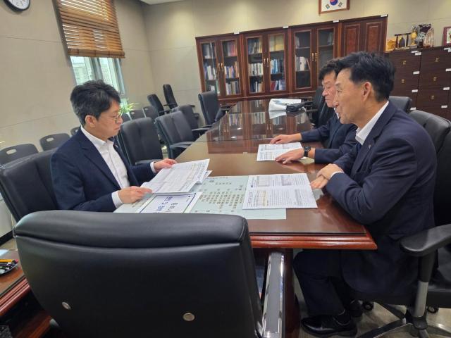 이정학 시장오른쪽이 지역 발전과 시민 생활에 직결된 주요 현안사업의 원활한 추진을 위해 중앙정부와의 정책적 연계를 강화하고 사업 추진에 필요한 국비 및 외부재원을 확보하기 위한 행보에 나섰다 사진동해시