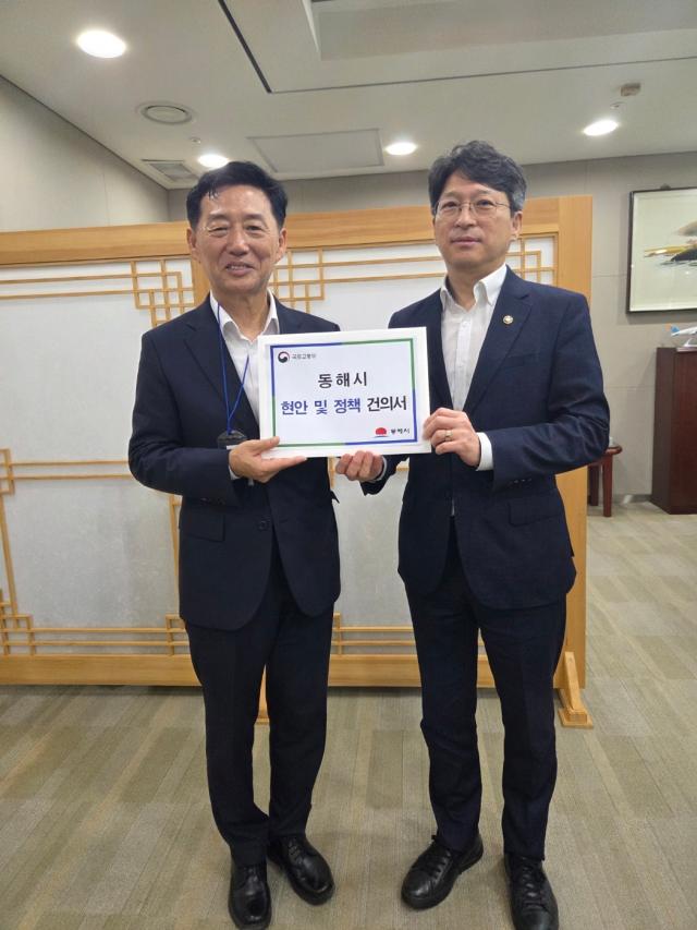 이정학 시장왼쪽이 지역 발전과 시민 생활에 직결된 주요 현안사업의 원활한 추진을 위해 중앙정부와의 정책적 연계를 강화하고 사업 추진에 필요한 국비 및 외부재원을 확보하기 위한 행보에 나섰다 사진동해시