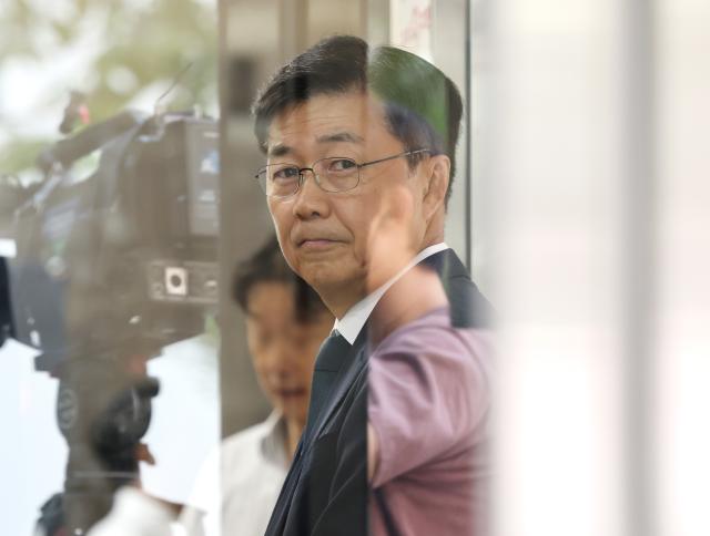 홍장원 전 국가정보원 1차장이 지난 6월 26일 계엄 정당화 메시지 전달 의혹과 관련해 피의자 신분으로 조사를 받기 위해 경기도 과천시 2차 종합 특별검사팀으로 출석하고 있다 사진연합뉴스