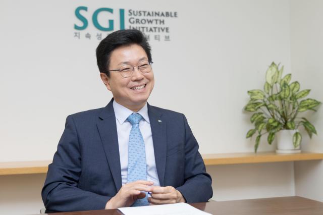 박양수 대한상공회의소 경제연구원장은 최근 아주경제신문과 인터뷰하면서 한국 경제가 반도체 중심으로 회복세를 보이고 있지만 온기 확산은 더디며 S자 커브를 통해 재도약 할 수 있다고 진단했다 사진유대길 기자 dbeorlf123ajunewscom