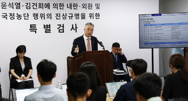 3대 특검 이후 남은 의혹을 수사해 온 권창영 2차 종합특별검사가 24일 과천 특검팀 사무실에서 최종 수사결과 발표를 하고 있다 사진연합뉴스