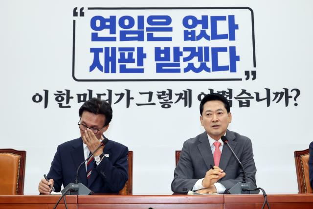 국민의힘 장동혁 대표오른쪽가 24일 국회에서 취임 인사차 방문한 더불어민주당 김민석 대표를 만나 발언하고 있다사진연합뉴스