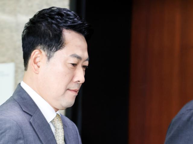 장동혁 국민의힘 대표가 24일 국회에서 열린 최고위원회의에 입장하고 있다 사진연합뉴스